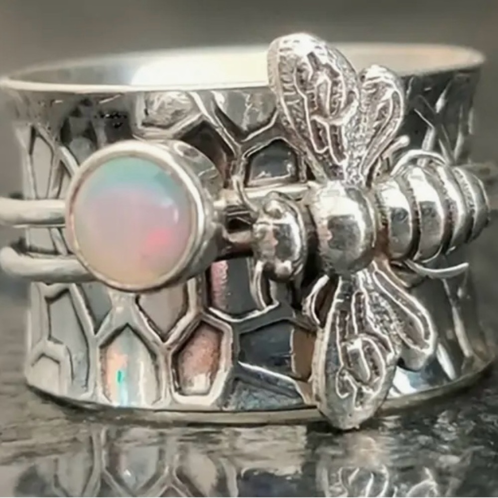 Vintage Style wide Band Bee Ring